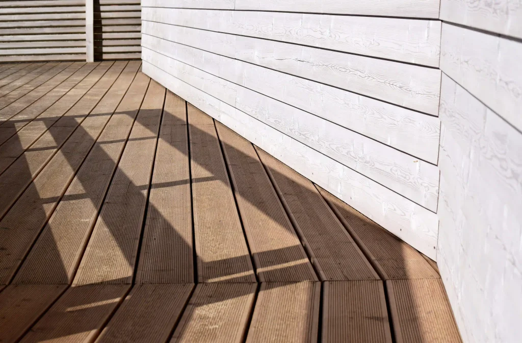 Terrasse en bois aménagée en extérieur